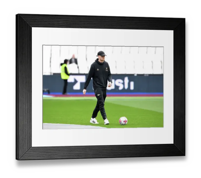 Framed Print : Arsenal's Aaron Ramsdale Scouts Pre-Match Conditions at West Ham United's London Stadium (2022-23) Framed Print : Arsenal's Aaron Ramsdale Scouts Pre-Match Conditions at West Ham United's London Stadium (2022-23)