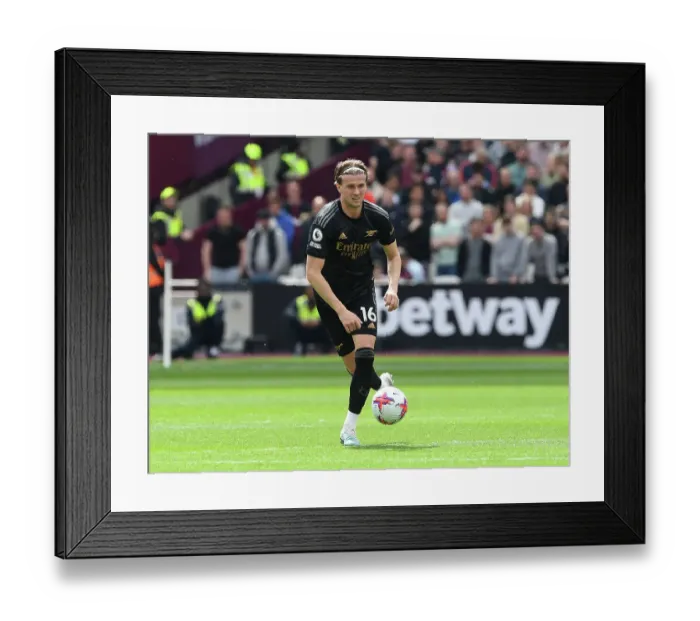 Framed Print : Rob Holding in Action: Arsenal vs. West Ham United, Premier League 2022-23 Framed Print : Rob Holding in Action: Arsenal vs. West Ham United, Premier League 2022-23
