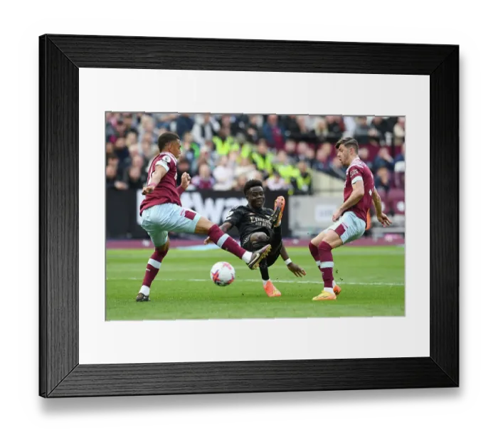 Framed Print : Bukayo Saka Takes Shot Amid Pressure from West Ham's Kehrer and Cresswell - Arsenal vs West Ham, Premier League 2022-23 Framed Print : Bukayo Saka Takes Shot Amid Pressure from West Ham's Kehrer and Cresswell - Arsenal vs West Ham, Premier League 2022-23