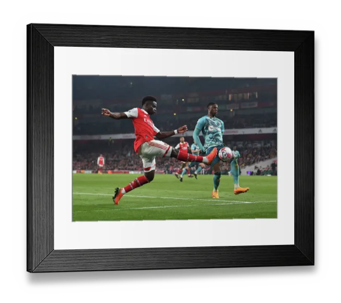 Framed Print : Arsenal's Bukayo Saka vs. Southampton's Amel Bella-Kotchap: A Premier League Face-Off at Emirates Stadium