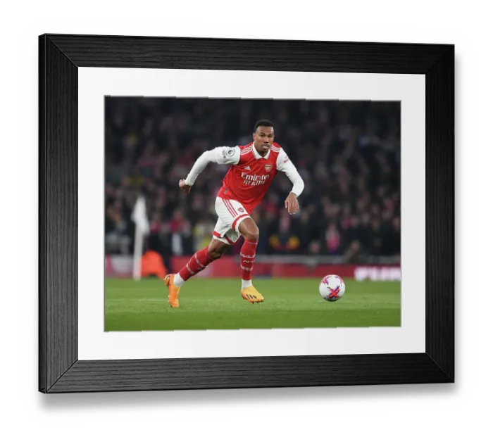 Framed Print : Arsenal's Gabriel Magalhès in Action Against Southampton in the Premier League
