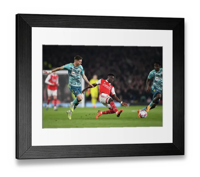 Framed Print : Arsenal vs Southampton: Bukayo Saka Fights for Possession in the Premier League Framed Print : Arsenal vs Southampton: Bukayo Saka Fights for Possession in the Premier League
