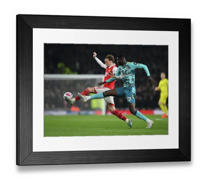 Framed Print : Intense Battle for Ball Possession: Arsenal vs. Southampton in Premier League Showdown Framed Print : Intense Battle for Ball Possession: Arsenal vs. Southampton in Premier League Showdown