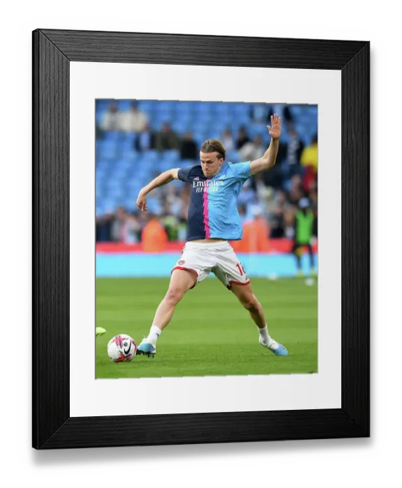 Framed Print : Determined Rob Holding: Arsenal's Pre-Match Focus vs Manchester City, Premier League 2022-23