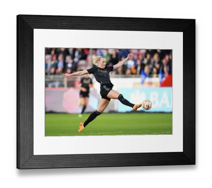 Framed Print : Arsenal's Stina Blackstenius in Control at Brighton & Hove Albion Women's Super League Match