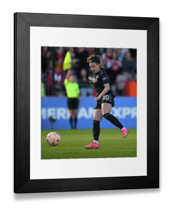 Framed Print : Arsenal's Gio Queiroz in Action against Brighton & Hove Albion in FA Women's Super League Framed Print : Arsenal's Gio Queiroz in Action against Brighton & Hove Albion in FA Women's Super League