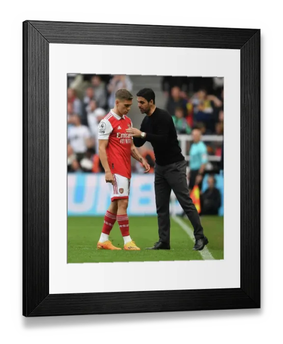 Framed Print : Arsenal Manager Mikel Arteta with Leandro Trossard during Newcastle United vs Arsenal FC, Premier League 2022-23