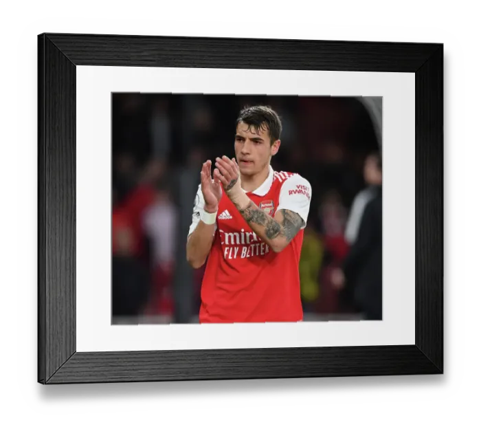 Framed Print : Arsenal's Jakub Kiwior Celebrates with Fans after Arsenal v Chelsea Victory, Premier League 2022-23