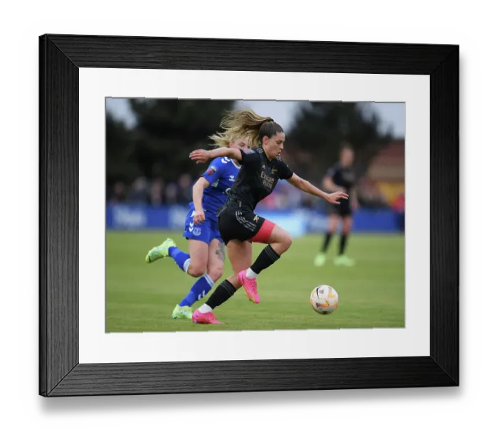 Framed Print : Arsenal's Gio Queiroz Faces Off Against Everton's Lucy Hope in FA Women's Super League Clash