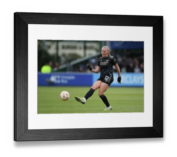 Framed Print : Arsenal Women vs. Everton Women: FA Women's Super League Clash at Walton Hall Park