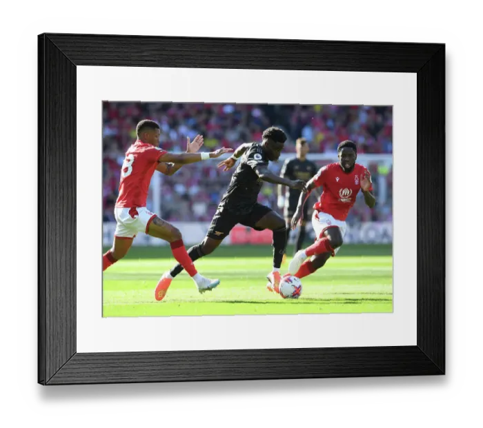 Framed Print : Arsenal's Bukayo Saka Faces Off Against Nottingham Forest Defenders