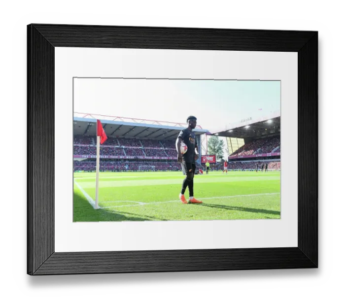 Framed Print : Arsenal's Bukayo Saka Readies Corner at Nottingham Forest, Premier League 2022-23 Framed Print : Arsenal's Bukayo Saka Readies Corner at Nottingham Forest, Premier League 2022-23