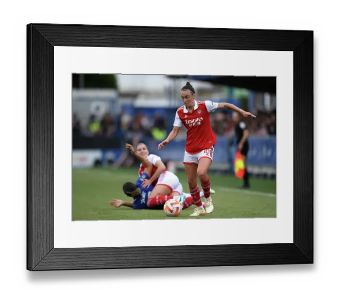Framed Print : Arsenal's Caitlin Foord Outruns Chelsea Defenders in FA Women's Super League Thriller