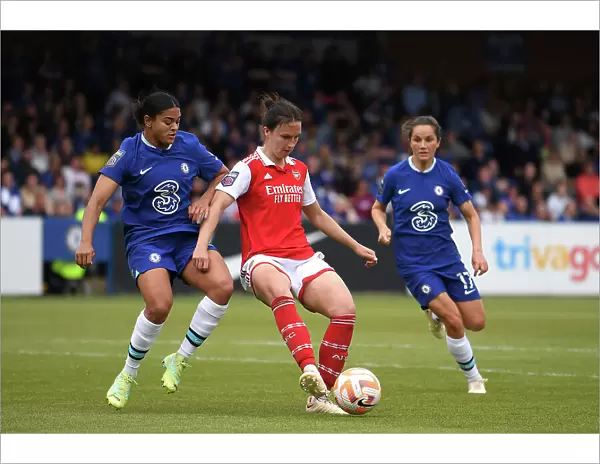 Arsenal's Lotte Wubben-Moy Fends Off Chelsea's Pressure in FA Women's Super League Clash
