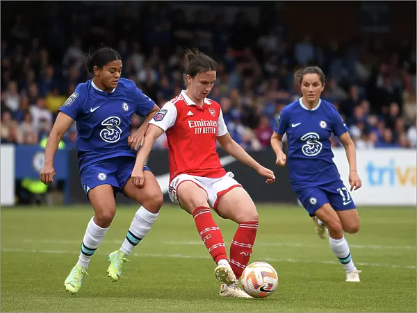 Arsenal's Lotte Wubben-Moy Fends Off Chelsea's Pressure in FA Women's Super League Clash