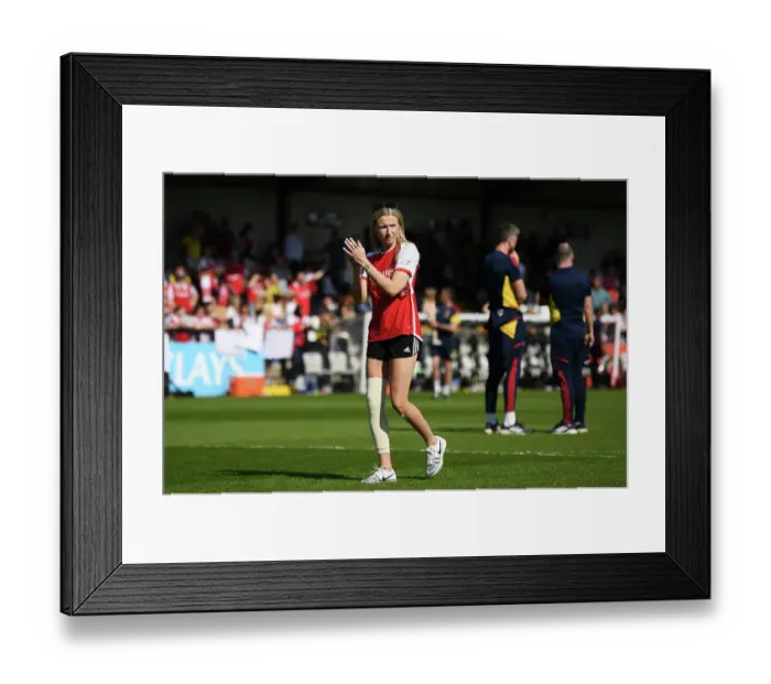 Framed Print : Arsenal Women's FA Super League Triumph: Leah Williamson's Emotional Reunion with Adoring Fans
