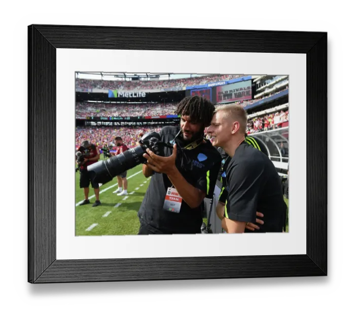 Framed Print : Arsenal Players Mohamed Elneny and Oleksandr Zinchenko Prepare for Arsenal v Manchester United Pre-Season Clash at MetLife Stadium (2023)