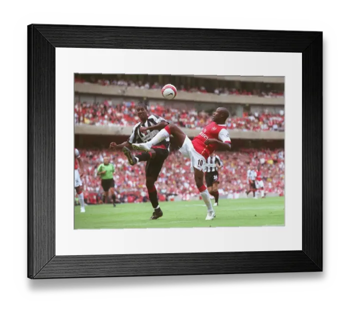 Framed Print : William Gallas (Arsenal) Mikele Liegertwood (Sheff Utd) Framed Print : William Gallas (Arsenal) Mikele Liegertwood (Sheff Utd)