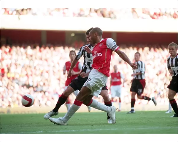 Thierry Henry (Arsenal) crosses the ball leading to Phil Jagielkas own goal