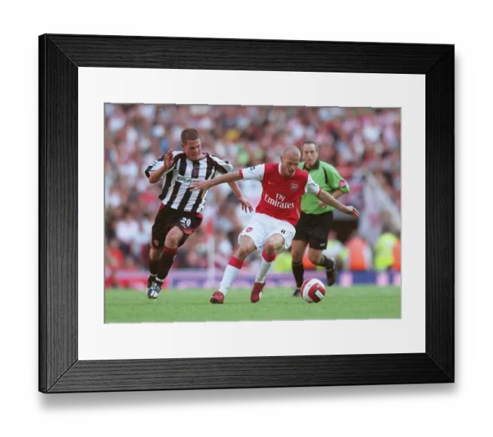 Framed Print : Freddie Ljungberg (Arsenal) Chris Armstrong (Sheff Utd)