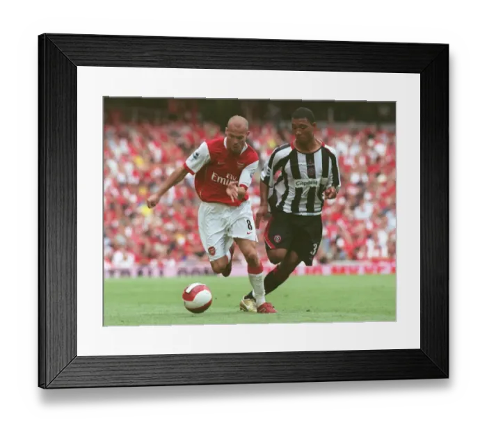 Framed Print : Freddie Ljungberg (Arsenal) Colin Kazim-Richards (Sheff Utd)