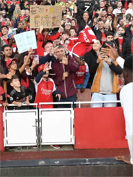Arsenal's Eddie Nketiah Throws Shirt to Ecstatic Fan after Emirates Cup Victory
