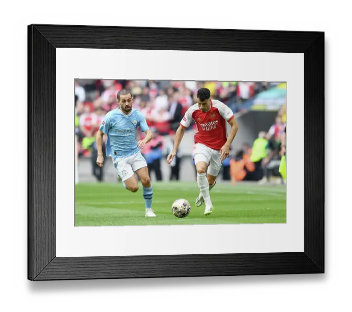 Framed Print : Arsenal's Martinelli Faces Off Against Manchester City's Bernardo Silva in Community Shield Showdown