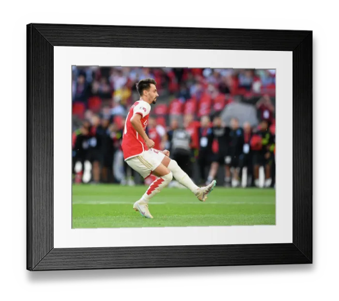 Framed Print : Fabio Vieira Scores the Winning Penalty: Arsenal Claims FA Community Shield over Manchester City (2023-24)