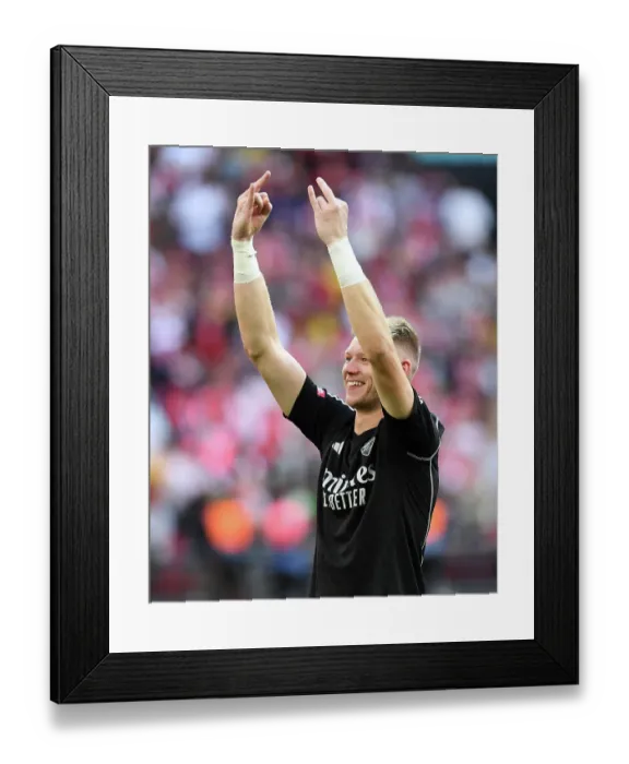 Framed Print : Arsenal's Aaron Ramsdale: The FA Community Shield Showdown - Arsenal vs Manchester City, 2023-24