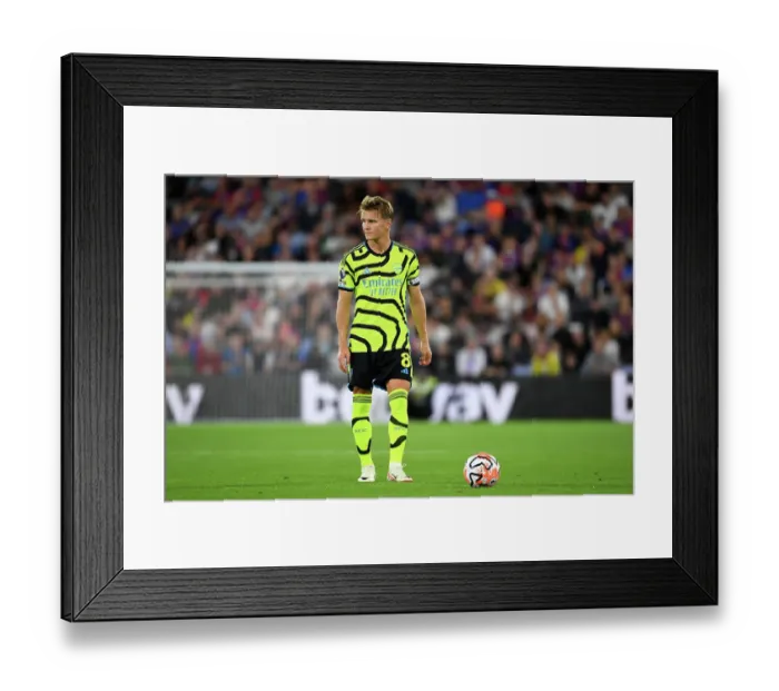 Framed Print : Arsenal's Martin Odegaard Readies Free-Kick Against Crystal Palace in Premier League Clash (2023-24) Framed Print : Arsenal's Martin Odegaard Readies Free-Kick Against Crystal Palace in Premier League Clash (2023-24)
