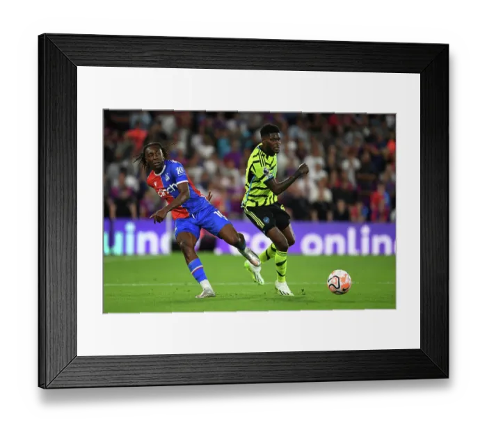 Framed Print : Thomas Partey vs. Eberechi Eze: A Battle for Possession in the 2023-24 Crystal Palace vs. Arsenal Match