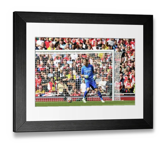Framed Print : Arsenal's Aaron Ramsdale in Action: Arsenal vs. Fulham, 2023-24 Premier League
