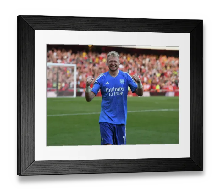 Framed Print : Arsenal's Aaron Ramsdale: Triumphant Goalkeeper in Arsenal's Victory over Manchester United, Premier League 2023-24