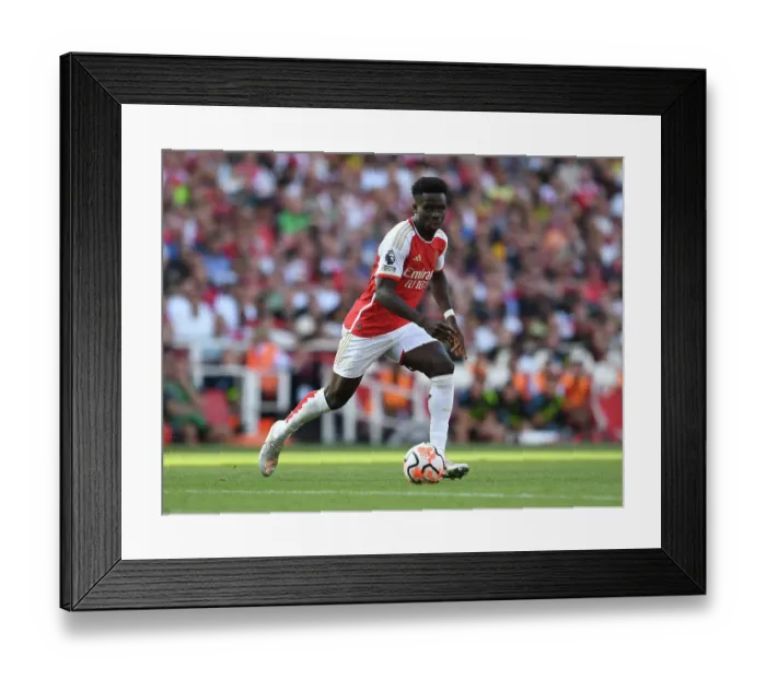 Framed Print : Arsenal's Bukayo Saka Goes Head-to-Head with Manchester United in the 2023-24 Premier League Showdown
