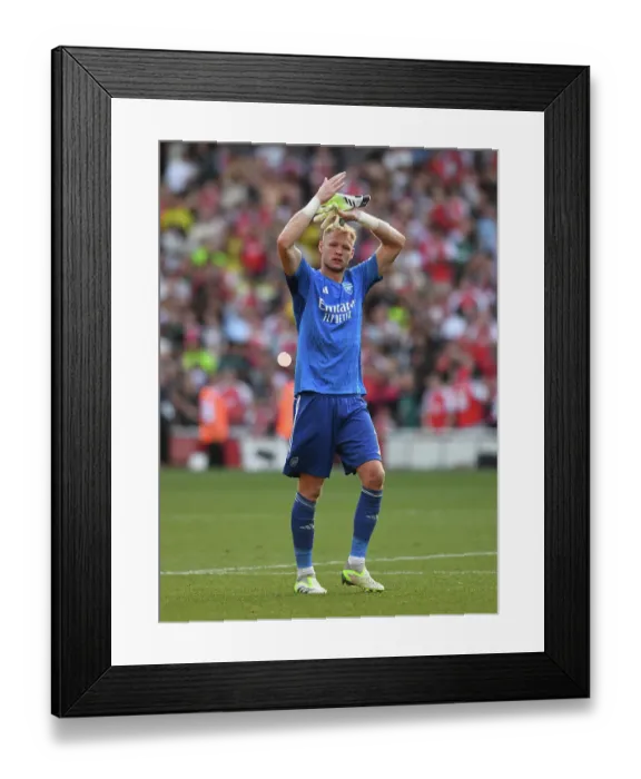 Framed Print : Arsenal's Aaron Ramsdale Celebrates with Fans after Arsenal vs Manchester United, 2023-24 Premier League