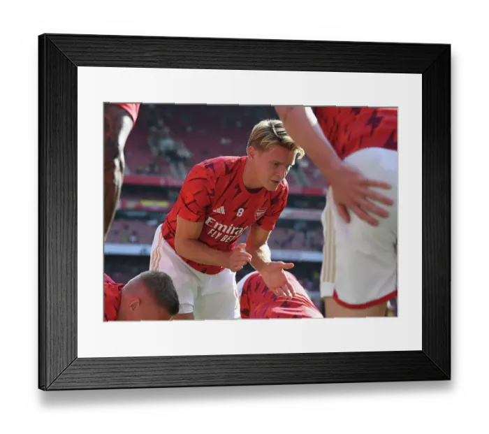 Framed Print : Arsenal vs Manchester United: Pre-Match Warm-Up, Premier League 2023-24