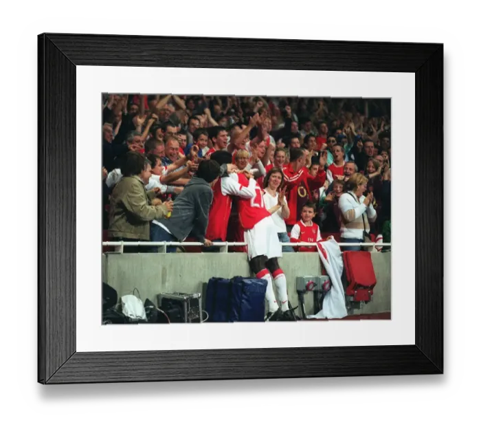 Framed Print : Emmanuel Eboue celebrates with the fans after Thierry Henrys goal for Arsenal