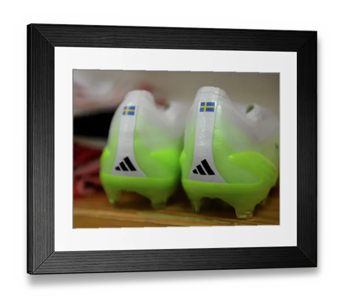 Framed Print : Arsenal's Stina Blackstenius: Pre-Match Preparation for UEFA Champions League Clash with Paris FC (2023-24)