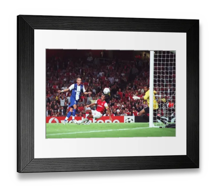 Framed Print : Thierry Henry scores Arsenals 1st goal past Helton under pressure from Pepe (Porto) Framed Print : Thierry Henry scores Arsenals 1st goal past Helton under pressure from Pepe (Porto)