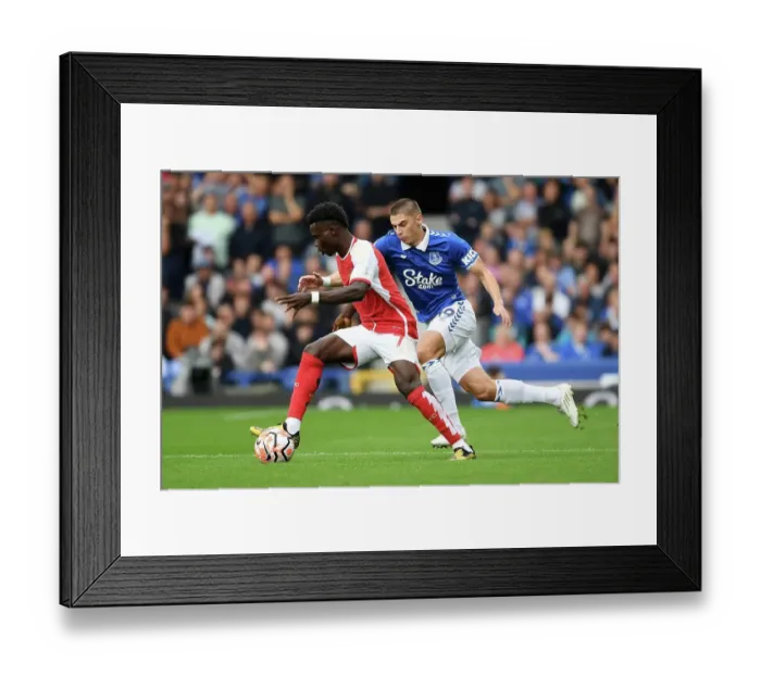Framed Print : Bukayo Saka Faces Off Against Vitaliy Mykolenko: Everton vs. Arsenal, Premier League 2023-24