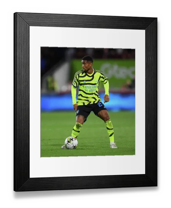 Framed Print : Brentford vs Arsenal: Carabao Cup Clash - Reiss Nelson in Action