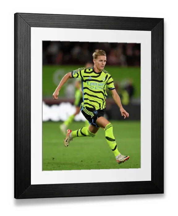 Framed Print : Brentford vs Arsenal: Carabao Cup Clash - Martin Ødegaard's Focus Framed Print : Brentford vs Arsenal: Carabao Cup Clash - Martin Ødegaard's Focus