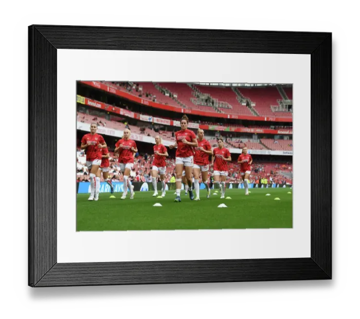 Framed Print : Arsenal Women's Pre-Match Warm-Up vs Liverpool Women at Emirates Stadium (2023-24) - Jen Beattie and Teammates Gear Up