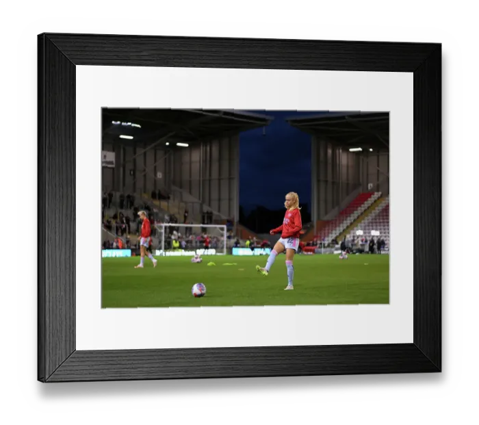 Framed Print : Arsenal vs Manchester United: Barclays Women's Super League Showdown (2023-24) - Battle of the Titans