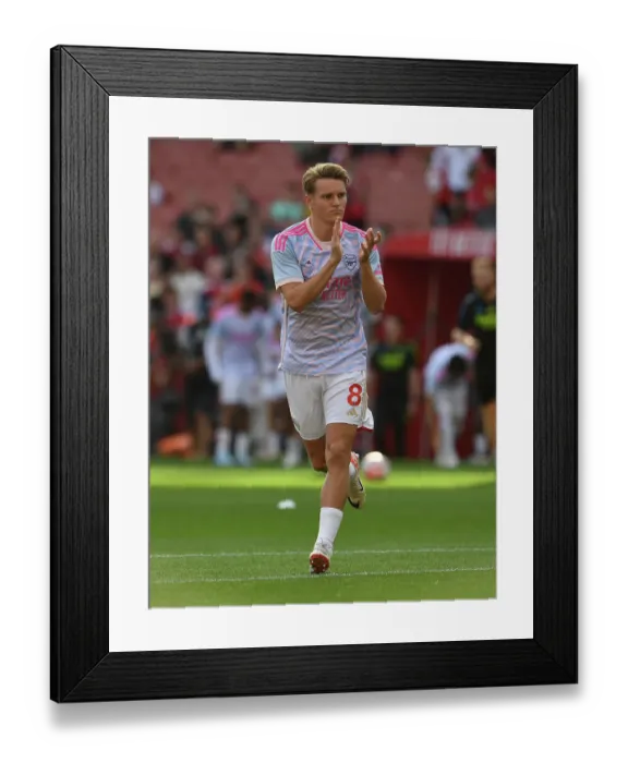 Framed Print : Arsenal's Martin Odegaard Readies for Battle: Arsenal vs Manchester City, 2023-24 Premier League Clash Framed Print : Arsenal's Martin Odegaard Readies for Battle: Arsenal vs Manchester City, 2023-24 Premier League Clash