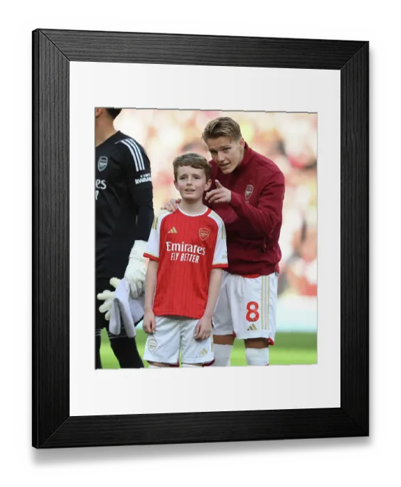 Framed Print : Arsenal's Martin Odegaard and the Mascot: United Before the Arsenal vs. Manchester City (2023-24) Match Framed Print : Arsenal's Martin Odegaard and the Mascot: United Before the Arsenal vs. Manchester City (2023-24) Match