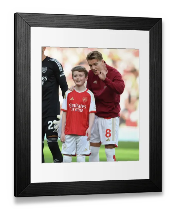 Framed Print : Arsenal's Martin Odegaard and the Gunners Mascot Ahead of Arsenal v Manchester City (2023-24) Framed Print : Arsenal's Martin Odegaard and the Gunners Mascot Ahead of Arsenal v Manchester City (2023-24)