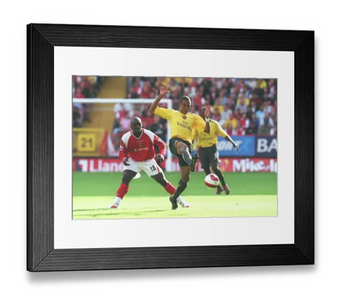 Framed Print : Gilberto (Arsenal) Jimmy-Floyd Hasselbaink (Charlton Athletic)