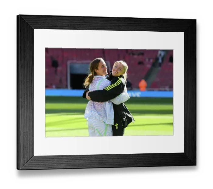 Framed Print : Arsenal Women: Embracing Team Spirit Before Kick-Off vs Aston Villa (2023-24)