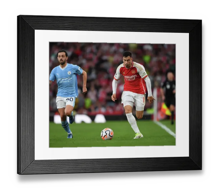 Framed Print : Arsenal's Martinelli Outmaneuvers Manchester City's Bernardo Silva in Premier League Showdown (2023-24)